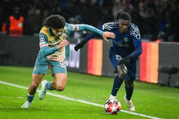 Rico Lewis z&nbsp;Man City a&nbsp;Nuno Mendes (vpravo) z&nbsp;PSG v&nbsp;súboji obrancov v&nbsp;zápase PSG vs. Manchester City v&nbsp;7. kole ligovej fázy Ligy majstrov 2024/2025