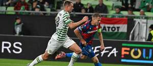 Obranca Ferencvárosu Toon Raemaekers (vľavo) a útočník Plzne Matěj Vydra počas zápasu Ferencváros Budapešť vs. FC Viktoria Plzeň v 1. kole ligovej fázy Európskej ligy 2025/2026
