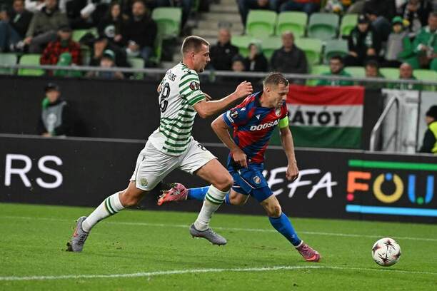 Obranca Ferencvárosu Toon Raemaekers (vľavo) a&nbsp;útočník Plzne Matěj Vydra počas zápasu Ferencváros Budapešť vs. FC Viktoria Plzeň v&nbsp;1. kole ligovej fázy Európskej ligy 2025/2026