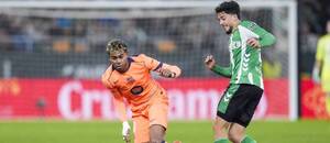 Krídelník Barcelony Lamine Yamal a záložník Betisu Pablo Fornals (vpravo) počas zápasu Real Betis Balompié vs. FC Barcelona v 15. kole La Ligy 2025/2026