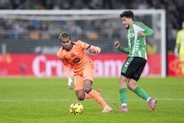 Krídelník Barcelony Lamine Yamal a&nbsp;záložník Betisu Pablo Fornals (vpravo) počas zápasu Real Betis Balompié vs. FC Barcelona v&nbsp;15. kole La Ligy 2025/2026