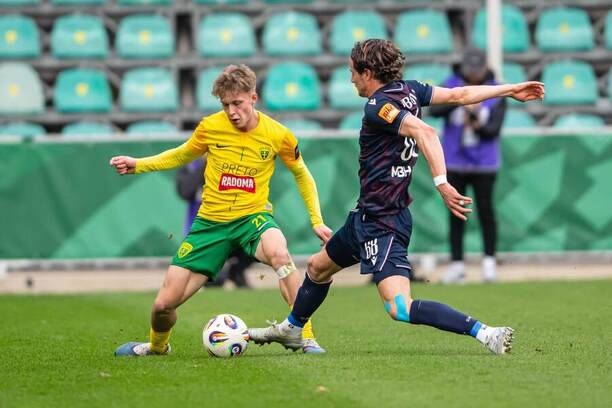 Pravý obranca Žiliny Timotej Hranica (vľavo) a&nbsp;defenzívny záložník DAC Máté Tuboly počas zápasu MŠK Žilina vs. FC DAC 1904 Dunajská Streda v&nbsp;marcovom 3.&nbsp;kole skupiny o&nbsp;titul v&nbsp;Niké lige 2025/2026