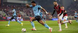 Záložník Slovana Rahim Ibrahim (vľavo) a obranca Trnavy Erik Sabo počas zápasu FC Spartak Trnava vs. ŠK Slovan Bratislava v 7. kole skupiny o titul v Niké lige 2025/2026