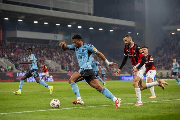 Záložník Slovana Rahim Ibrahim (vľavo) a&nbsp;obranca Trnavy Erik Sabo počas zápasu FC Spartak Trnava vs. ŠK Slovan Bratislava v&nbsp;7. kole skupiny o&nbsp;titul v&nbsp;Niké lige 2025/2026
