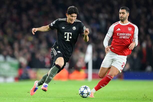 Obranca Bayernu Min-jae Kim (vľavo) a&nbsp;záložník Arsenalu Mikel Merino počas zápasu Arsenal FC vs. FC Bayern Mníchov v&nbsp;rámci 5.&nbsp;kola ligovej fázy Ligy majstrov UEFA 2025/2026