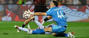 Slovenský brankár Sparty Jakub Surovčík zneškodňuje šancu súpera v zápase FC Ararat-Armenia vs. AC Sparta Praha v rámci 1. kola ligovej fázy Európskej ligy UEFA 2026/2027