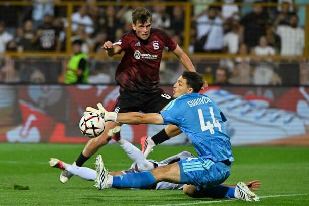 Slovenský brankár Sparty Jakub Surovčík zneškodňuje šancu súpera v&nbsp;zápase FC Ararat-Armenia vs. AC Sparta Praha v&nbsp;rámci 1.&nbsp;kola ligovej fázy Európskej ligy UEFA 2026/2027