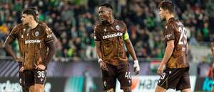 V popredí zľava hráči Plzne Stefan Pirgić, Sampson Dweh a Adam Gabriel v zápase Ferencvárosi TC vs. FC Viktoria Plzeň v rámci 2. kola ligovej fázy Európskej ligy UEFA 2026/2027