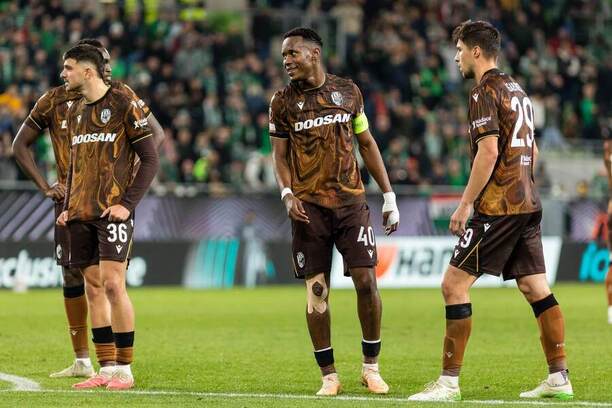 V popredí zľava hráči Plzne Stefan Pirgić, Sampson Dweh a&nbsp;Adam Gabriel v&nbsp;zápase Ferencvárosi TC vs. FC Viktoria Plzeň v&nbsp;rámci 2.&nbsp;kola ligovej fázy Európskej ligy UEFA 2026/2027