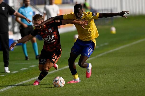 Defenzívny záložník DAC Julien Eymard Bationo (vpravo) a&nbsp;pravý krídelník MFK Patrik Jevoš v&nbsp;zápase MFK Ružoberok vs. FC DAC 1904 Dunajská Streda v&nbsp;1. kole Niké ligy 2026/2027
