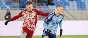 Ofenzívny záložník Banskej Bystrice Tibor Slebodník (vľavo) a ľavý krídelník Slovana Nino Marcelli v zápase ŠK Slovan Bratislava vs. MFK Dukla Banská Bystrica v 16. kole Niké ligy 2024/2025