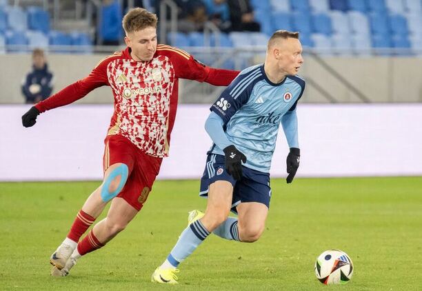 Ofenzívny záložník Banskej Bystrice Tibor Slebodník (vľavo) a&nbsp;ľavý krídelník Slovana Nino Marcelli v&nbsp;zápase ŠK Slovan Bratislava vs. MFK Dukla Banská Bystrica v&nbsp;16. kole Niké ligy 2024/2025