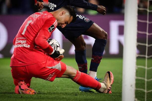 Slovenský brankár Lyonu Dominik Greif chytá jednu zo&nbsp;šancí hráčov PSG v&nbsp;zápase Paris Saint-Germain FC vs. Olympique Lyonnais v&nbsp;30. kole francúzskej Ligue 1&nbsp;2025/2026