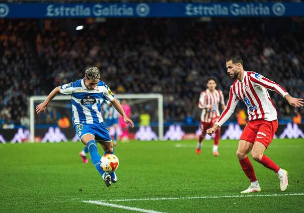 Krídelník Deportiva Yeremay Hernández (vľavo) a&nbsp;obranca Atlética Dávid Hancko počas zápasu Deportivo A&nbsp;Coruña vs. Atlético Madrid v&nbsp;osemfinále Copa del Rey 2025/2026