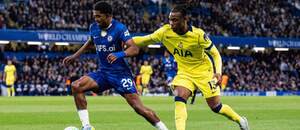 V súboji obrancov zľava Wesley Fofana (Chelsea) a Destiny Udogie (Tottenham) počas zápasu Chelsea FC vs. Tottenham Hotspur FC v 37. kole Premier League 2025/2026