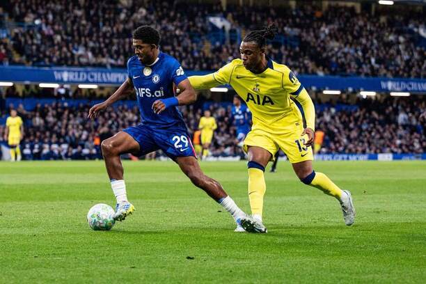 V súboji obrancov zľava Wesley Fofana (Chelsea) a&nbsp;Destiny Udogie (Tottenham) počas zápasu Chelsea FC vs. Tottenham Hotspur FC v&nbsp;37. kole Premier League 2025/2026
