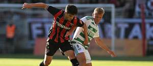 Na snímke vľavo hráč Spartaka Juanmi Carrión a hráč Skalice Lukáš Šimko bojujú o loptu počas zápasu 1. kola Niké ligy vo futbale medzi FC Spartak Trnava a MFK Skalica v Trnave v sobotu 25. júla 2026.