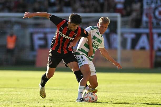 Na snímke vľavo hráč Spartaka Juanmi Carrión a&nbsp;hráč Skalice Lukáš Šimko bojujú o&nbsp;loptu počas zápasu 1.&nbsp;kola Niké ligy vo&nbsp;futbale medzi FC Spartak Trnava a&nbsp;MFK Skalica v&nbsp;Trnave v&nbsp;sobotu 25. júla 2026.