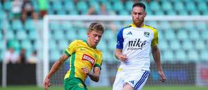 Na snímke zľava Timotej Hranica (Žilina) a Dávid Gallovič (Košice) bojujú o loptu v zápase 1. kola futbalovej Niké ligy medzi MŠK Žilina - FC Košice v Žiline v nedeľu 26. júla 2026.