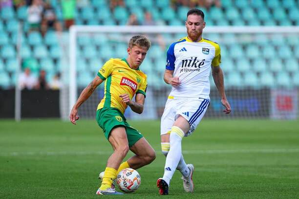 Na snímke zľava Timotej Hranica (Žilina) a&nbsp;Dávid Gallovič (Košice) bojujú o&nbsp;loptu v&nbsp;zápase 1.&nbsp;kola futbalovej Niké ligy medzi MŠK Žilina - FC Košice v&nbsp;Žiline v&nbsp;nedeľu 26. júla 2026.