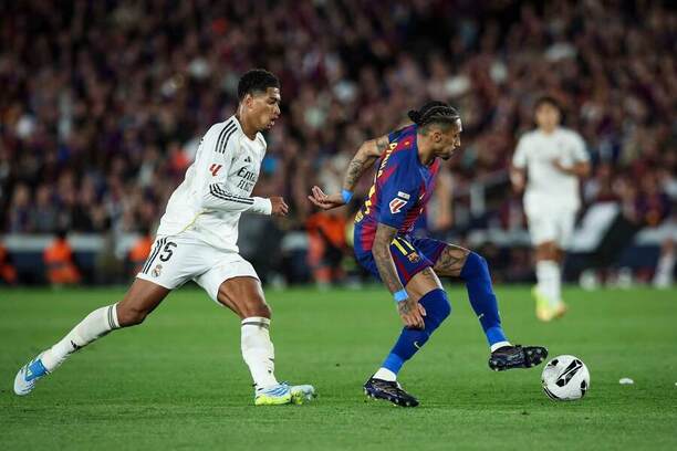 Ofenzívny záložník Realu Madrid Jude Bellingham (vľavo) a&nbsp;útočník Barcelony Raphinha počas zápasu FC Barcelona vs. Real Madrid CF v&nbsp;35. kole La Ligy 2025/2026