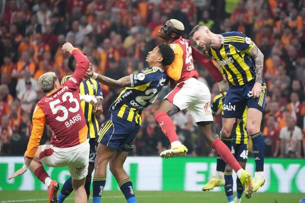 Hráči Fenerbahçe Milan Škriniar (vpravo) so&nbsp;spoluhráčmi Jaydenom Oosterwoldem (uprostred) a&nbsp;Nélsonom Semedom proti Barışovi Alperovi Yılmazovi a&nbsp;Victorovi Osimhenovi (v strede) z&nbsp;Galatasarayu počas zápasu 31. kola tureckej Süper Lig