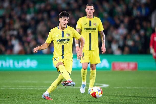 V popredí stredný záložník Villarrealu Carlos Macià počas šestnásťfinálového zápasu Racing Santander vs. Villarreal CF v&nbsp;Copa del Rey 2025/2026