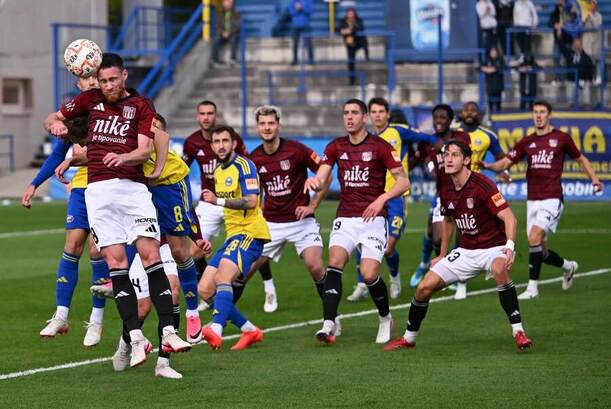 Na snímke vľavo Dávid Gallovič (Košice) hlavičkuje loptu v&nbsp;zápase 11. kola futbalovej Niké ligy MFK Zemplín Michalovce - FC Košice v&nbsp;Michalovciach v&nbsp;nedeľu 18. októbra 2026.