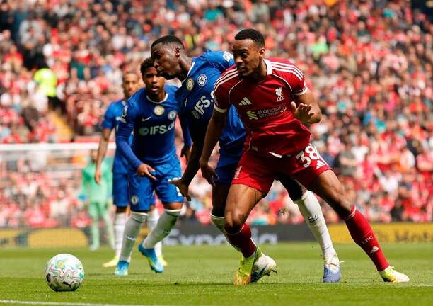 V popredí súboj defenzívnych záložníkov: sprava Ryan Gravenberch (Liverpool) a&nbsp;Moisés Caicedo (Chelsea) v&nbsp;zápase Liverpool FC vs. Chelsea FC v&nbsp;rámci 36. kola Premier League 2025/2026