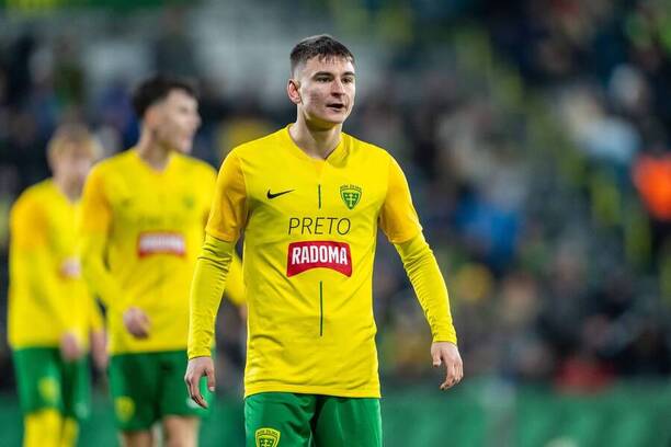 V popredí ľavý krídelník Žiliny U19 Dominik Kmeť počas zápasu MŠK Žilina U19 vs. Club Bruggy U19 v&nbsp;osemfinále mládežníckej Ligy majstrov 2025/2026