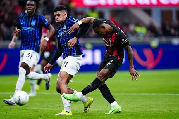 Ľavý obranca AC Miláno Pervis Estupiñán (vpravo) strieľa jediný gól v&nbsp;Derby della Madonnina v&nbsp;rámci 28. kola Serie A&nbsp;2025/2026; neúspešne sa mu to snaží prekaziť v&nbsp;súčasnosti zranený pravý záložník Interu Luis Henrique