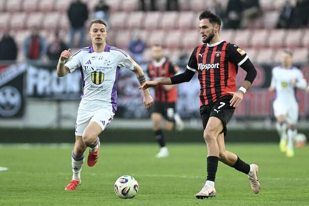 Krídelník Trnavy Stefan Skrbo (vpravo) a&nbsp;stredopoliar Komárna Dominik Žák počas zápasu FC Spartak Trnava vs. KFC Komárno v&nbsp;16. kole Niké ligy 2025/2026