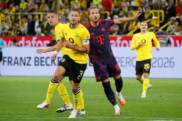 Waldemar Anton (Borussia Dortmund) v&nbsp;súboji s&nbsp;Harrym Kaneom (Bayern Mníchov), v&nbsp;pozadí Joey Veerman a&nbsp;Marcel Sabitzer.