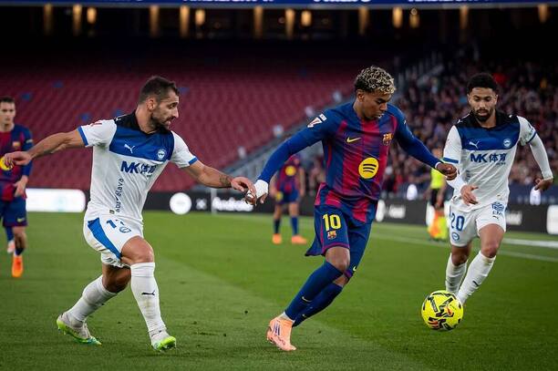 Barcelona vs. Alavés, pri&nbsp;lopte je Lamine Yamal.