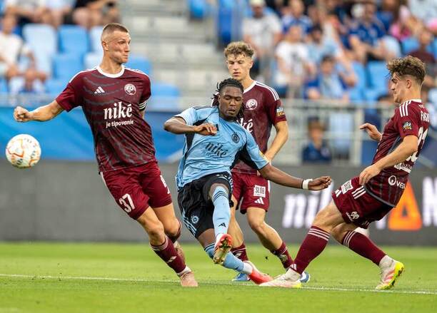 Na snímke uprostred Manasse Kianga (Slovan) a&nbsp;zľava v&nbsp;pozadí Jakub Luka, Ondřej Deml a&nbsp;Šimon Faško (všetci Pobrezová) v&nbsp;zápase 2.&nbsp;kola futbalovej Niké ligy medzi ŠK Slovan Bratislava - FK Železiarne Podbrezová v&nbsp;sobotu 1.&nbsp;augusta 2026 v&nbsp;Bratislave.